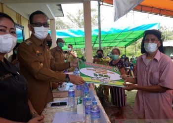 Penjabat Bupati Bengkayang serahkan BLT-DD pertama Tahun 2021