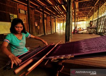 Perajin tenun di Sintang Kalbar tetap bertahan di tengah Pandemi