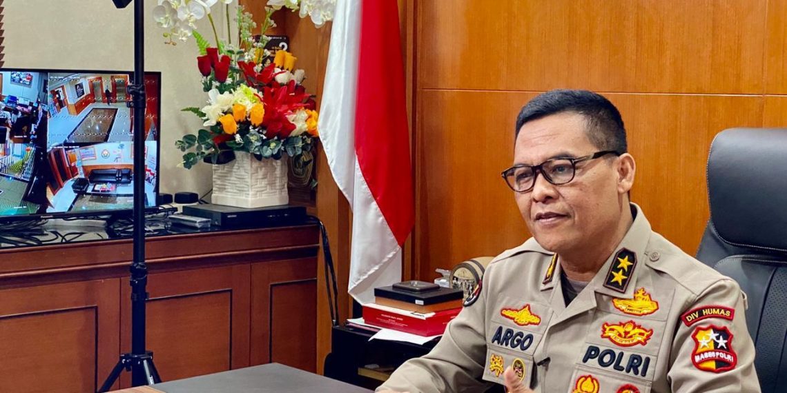 Polri Kerahkan Mobil Dapur Umum, Logistik, Kapal hingga Perahu Karet Bantu Korban Banjir NTT