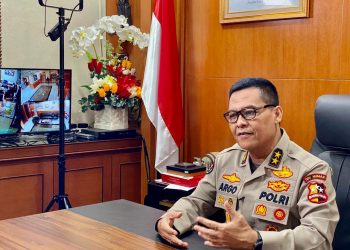 Polri Kerahkan Mobil Dapur Umum, Logistik, Kapal hingga Perahu Karet Bantu Korban Banjir NTT