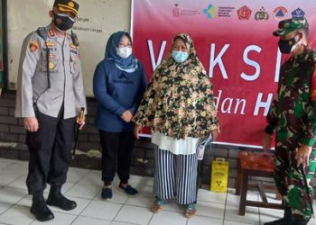 Antusiasme Warga Kobar Ikuti Serbuan Vaksinasi Nasional TNI-Polri