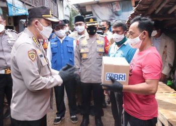 HUT Bhayangkara Ke-75, Polri Adakan Bansos di Kampung Nelayan