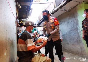Polisi salurkan 10 ton beras kepada penduduk ‘slum area’ Jakarta Barat