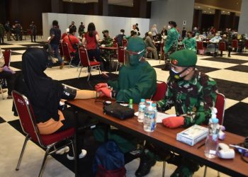 TNI Gencarkan Nakes Dukung Vaksinasi dan PPKM Mikro