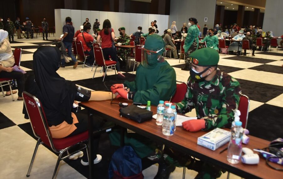 TNI Gencarkan Nakes Dukung Vaksinasi dan PPKM Mikro