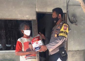 Bantu warga terdampak Covid-19, Bhabinkamtibmas Polsek Ligung Polres Majalengka bagikan Bansos
