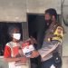Bantu warga terdampak Covid-19, Bhabinkamtibmas Polsek Ligung Polres Majalengka bagikan Bansos