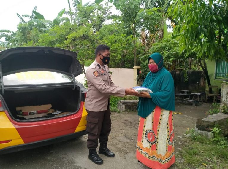 Melalui Baksos Polsek Gantarang Salurkan Bantuan Sembako Kepada Warga Kurang Mampu