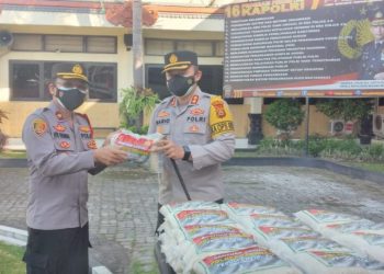 Kapolres Tabanan Salurkan Paket Sembako Kepada Masyarakat Yang Terpapar Covid-19