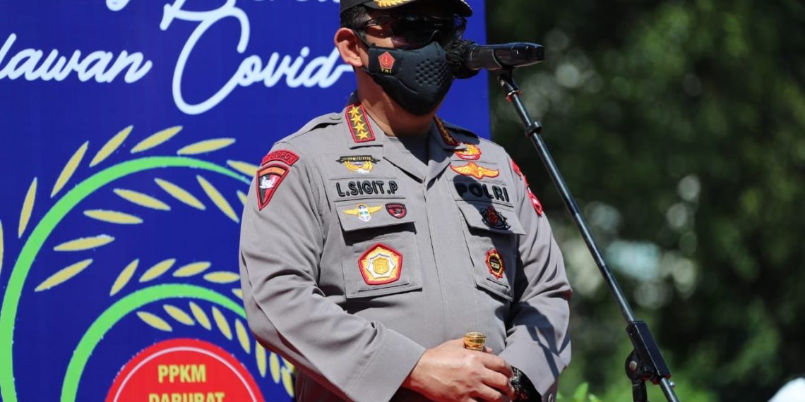 Kapolri Instruksikan Polda se-Indonesia Gelar Pembagian Bansos Serentak Malam Ini