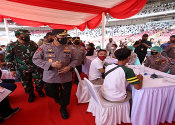 Panglima TNI Dan Kapolri Road Show Tinjau Pos Penyekatan Hingga Vaksinasi Massal