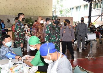 Panglima TNI dan Kapolri Tinjau Vaksinasi Massal di 2 Lokasi Jakarta