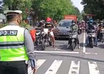 Pengendara di Solo Berhenti 60 Detik demi Doakan Korban COVID-19