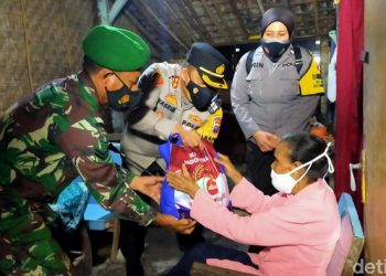 Secara Humanis, TNI-Polri Salurkan Bantuan Sembako ke Warga Jatim Terdampak Pandemi
