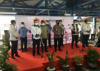 Kapolri Tinjau Vaksinasi Buruh di Bekasi