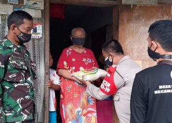 Polri Kembali Salurkan Bansos ke warga terdampak Covid-19 Ditengah PPKM Darurat