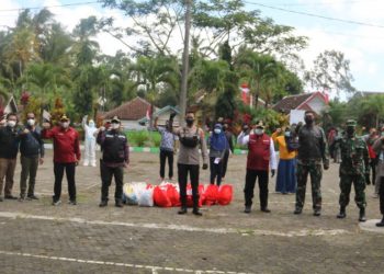 Forkopimda Malang Bagikan Bansos ke Warga Isoman