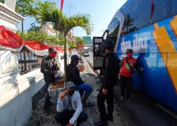 Cegah Penyebaran Covid 19, Sat Brimob Polda Jabar Ingatkan Pedagang Terapkan Prokes