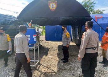 Dari Atas Kapal Patroli Polisi Bagikan Bansos Sembako Kepada Nelayan Dimasa PPKM Darurat