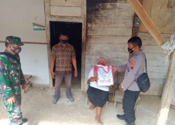 Door To Door, TNI Polri Di Blora Bagikan Banpres Untuk Warga Terdampak Covid-19