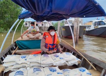 Gunakan Kapal Pompong, Polres Tanjabbar Bagikan Beras PPKM ke Nelayan