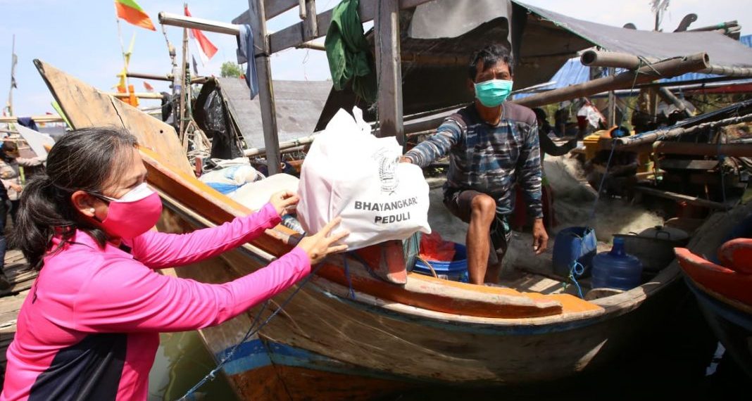 Ketum Bhayangkari Blusukan Bagikan Bansos ke Nelayan Muara Angke