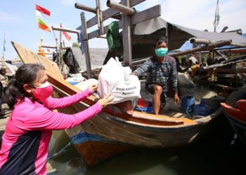 Ketum Bhayangkari Blusukan Bagikan Bansos ke Nelayan Muara Angke 