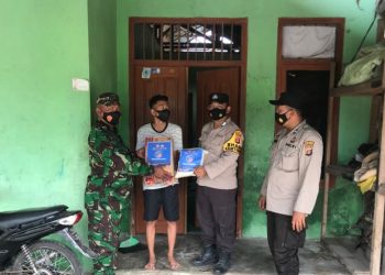 Peduli Ditengah Pandemi, Bhabinkamtibmas Polsek Melak Bersama Babinsa Berikan Bansos Kepada Warga Kurang Mampu