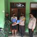Peduli Ditengah Pandemi, Bhabinkamtibmas Polsek Melak Bersama Babinsa Berikan Bansos Kepada Warga Kurang Mampu