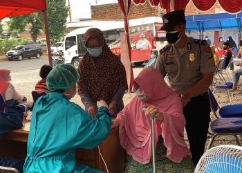 Peringati 30 Tahun Batalyon Bhara Daksa, Polri Peduli Gelar Vaksinasi dan Bansos di Johar Baru