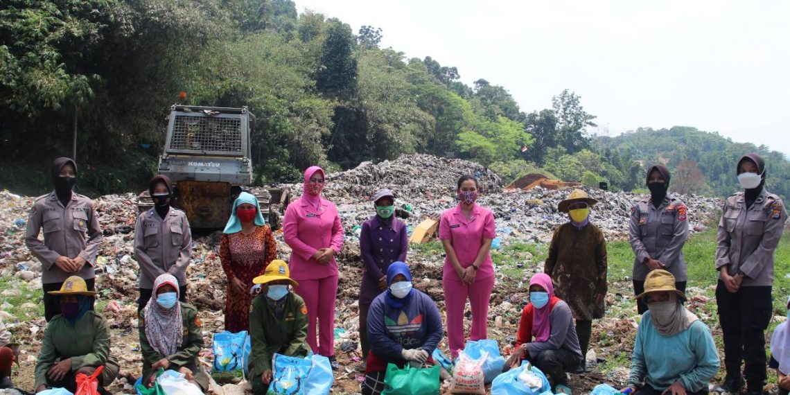 Polwan Polda Banten Bersama Ibu Pembina Melaksanakan Bakti Sosial