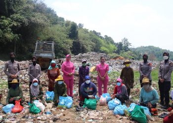 Polwan Polda Banten Bersama Ibu Pembina Melaksanakan Bakti Sosial