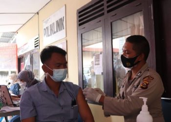 Polres Muara Enim Melaksanakan Vaksin  kepada Karyawan Sumsel 8