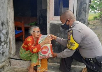 Polri Bagikan Bansos 200 Paket Sembako Kepada Warga Slum Area Desa Bojong Gebang dan Desa Tawangsari Dimasa PPKM