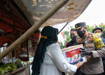 Polri Sebar 2.000 Paket Bansos kepada UMKM di Cakung