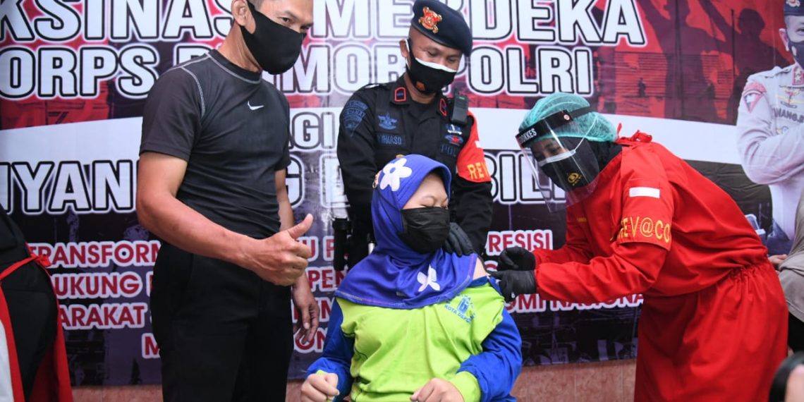 Sambut HUT RI Ke-76, Korps Brimob Polri Suntik Vaksin ke Anak Berkebutuhan Khusus