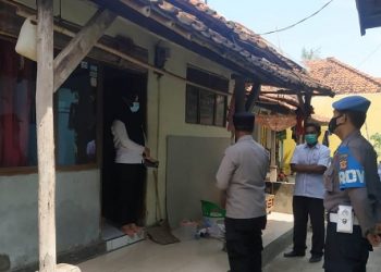Wujud Kepedulian, Polisi Berikan Bantuan Sembako kepada warga yang melakukan isolasi mandiri ditengah PPKM