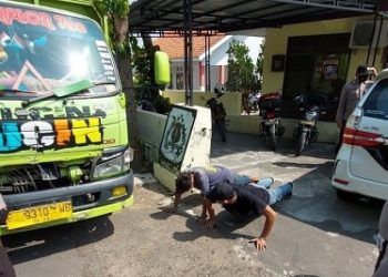 Cegah Penyebaran Covid-19, Polisi Bagi – Bagi Masker sasar pengguna jalan dimasa PPKM