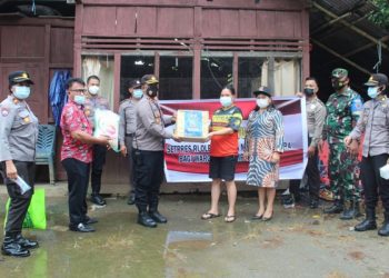 Polres Minut Salurkan Bansos dari Setpres RI kepada Warga Terdampak Covid-19 di Desa Wineti