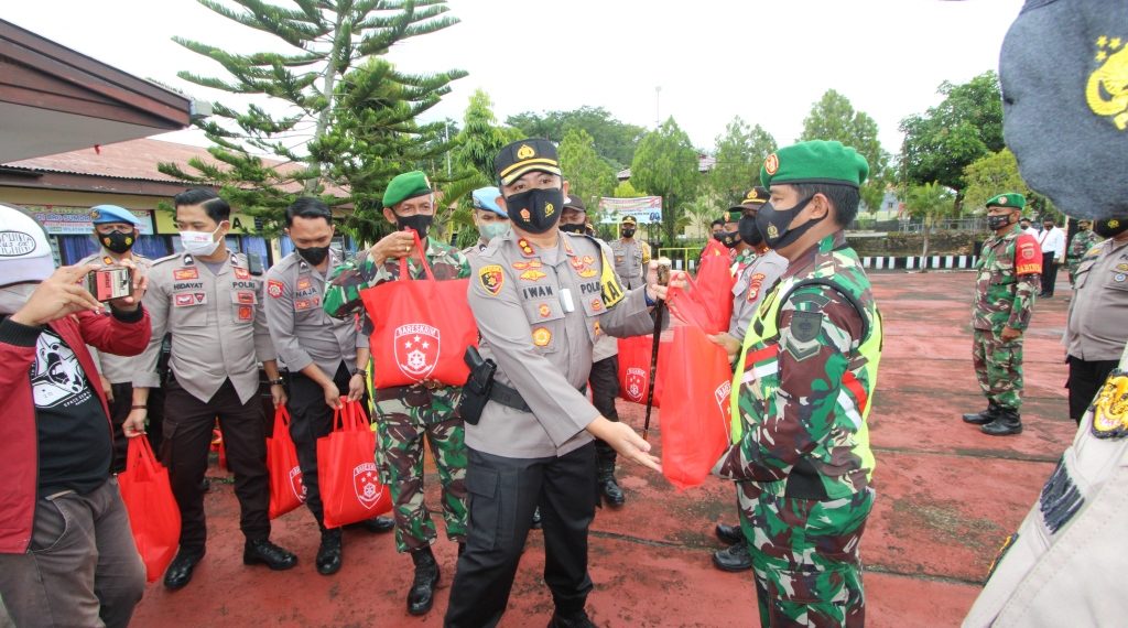 Kapolres Sinjai Salurkan Ribuan Paket Sembako Baksos Polri Peduli Covid-19