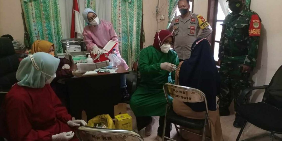 Warga Antusias Ikuti Gerai Vaksin 63 TNI/POLRI