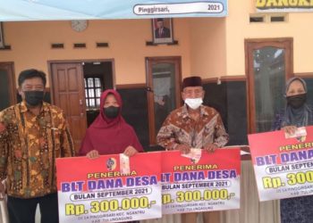 TNI-Polri Kawal Penyaluran BLT-DD dan Vaksinasi di Wilayah Kecamatan Ngantru Tulungagung