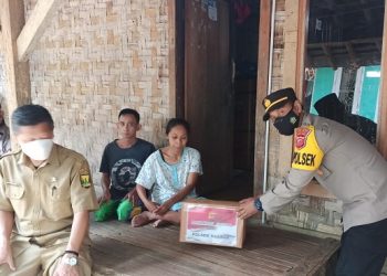 Polri Peduli, Bagikan Bansos Paket sembako kepada warga kurang mampu dimasa PPKM