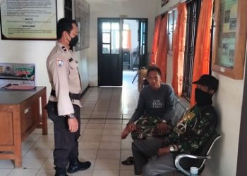 Bhabinkamibmas Mengajak Warga Turut Bersinergi Dukung PPKM