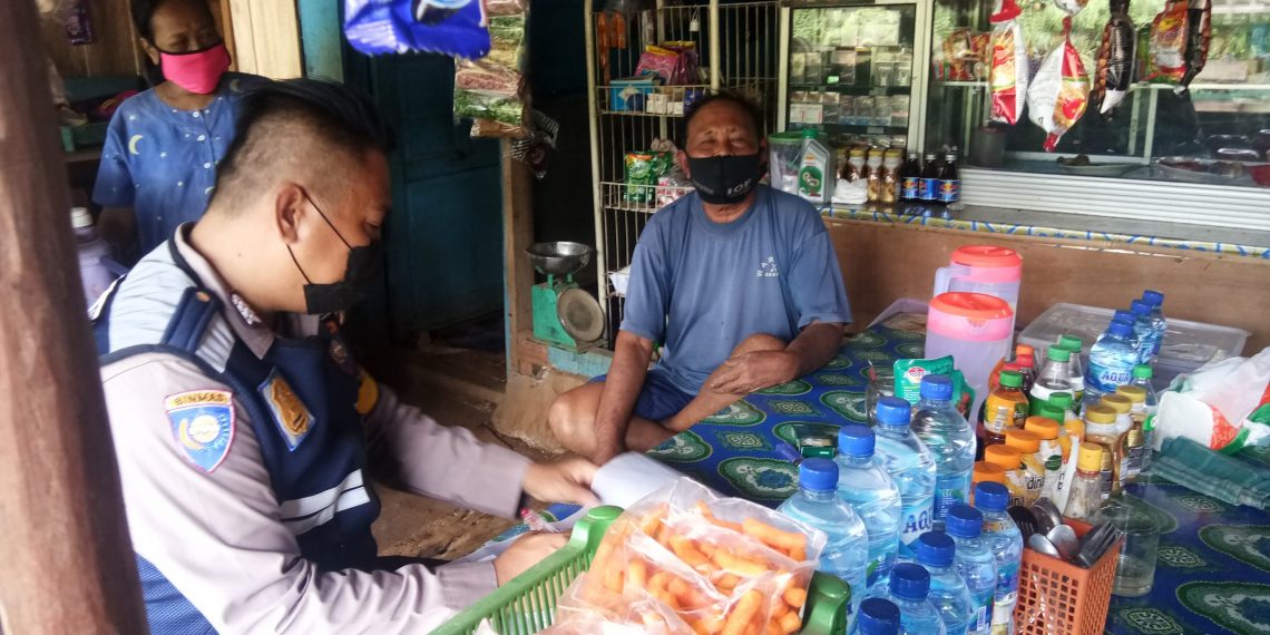 Bhabinkamtibmas Mewarung Sambil Menyampaikan Imbauan