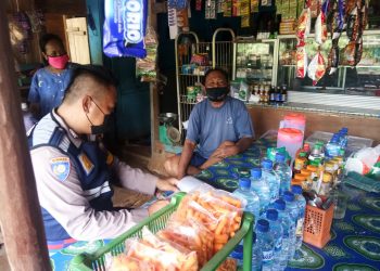 Bhabinkamtibmas Mewarung Sambil Menyampaikan Imbauan