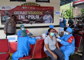 Gerai Vaksin TNI-Polri di Polsek Penebel