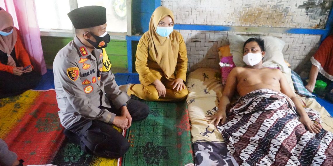 Kabid Humas Polda Jabar : Polisi Terus Tebarkan Kebaikan, Bagikan Sembako Kepada Warga Desa Ciroyom Cipeundeuy Dimasa PPKM