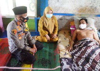 Kabid Humas Polda Jabar : Polisi Terus Tebarkan Kebaikan, Bagikan Sembako Kepada Warga Desa Ciroyom Cipeundeuy Dimasa PPKM