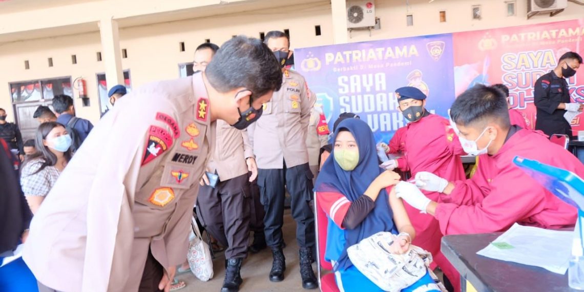 Kapolda Sulsel Tinjau Vaksinasi Massal dan Bakti Sosial Alumni Akpol Angkatan 1995